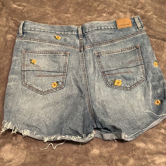 American Eagle Denim Mom Shorts with yellow flowers size 10 - Picture 4 of 5